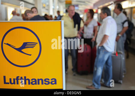 I passeggeri in attesa all'aeroporto, ritardi e cancellazioni dei voli a causa dello sciopero della Lufthansa assistenti di volo Foto Stock
