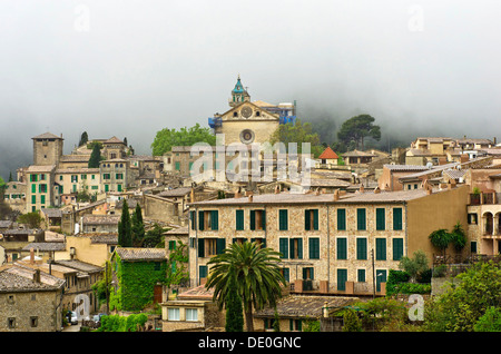 Vista del villaggio con pioggia nuvole, dietro la Certosa, Valldemossa, regione Comarca Serra de Tramuntana di Maiorca Foto Stock