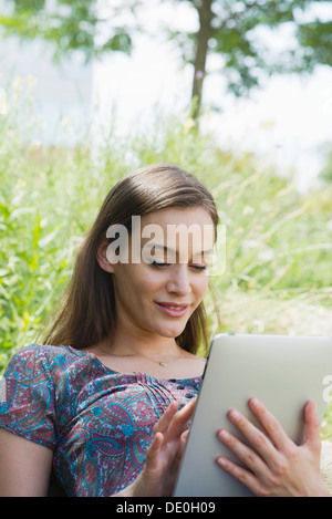 Donna con tavoletta digitale all'aperto Foto Stock