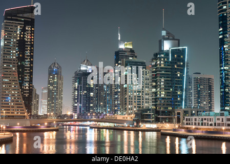 Grattacieli illuminare marina di notte Foto Stock