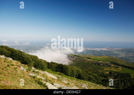 Paesaggio a la rhune montagna, 905m, paese basco, Pirenei, regione Aquitania, dipartimento di-Pyrénées Atlantiques, Francia Foto Stock