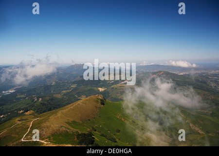 Paesaggio a la rhune montagna, 905m, paese basco, Pirenei, regione Aquitania, dipartimento di-Pyrénées Atlantiques, Francia Foto Stock