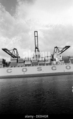 Contenitore cinese nave COSCO Francia a Tollerort contenitore terminale (CTT) nel porto tedesco di Amburgo. Foto Stock