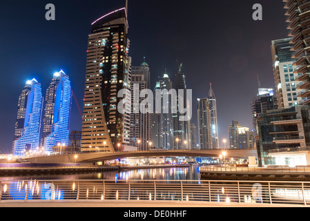 Grattacieli illuminare marina di notte Foto Stock