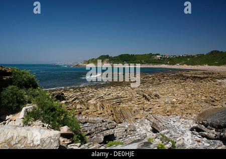 Le formazioni rocciose sulla costa rocciosa, costa atlantica vicino a Saint jean de luz, donibane lohizune in basco, REGIONE AQUITANIA, Foto Stock