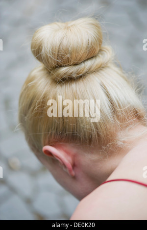 Donna capelli disposti in un chignon Foto Stock