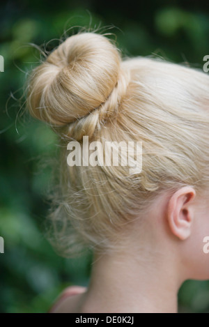 Donna capelli disposti in un chignon Foto Stock