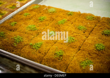 Una selezione di dolci e pasticceria presso un panificio Arab-American nella Bay Ridge quartiere di Brooklyn a New York Foto Stock