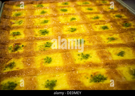 Una selezione di dolci e pasticceria presso un panificio Arab-American nella Bay Ridge quartiere di Brooklyn a New York Foto Stock