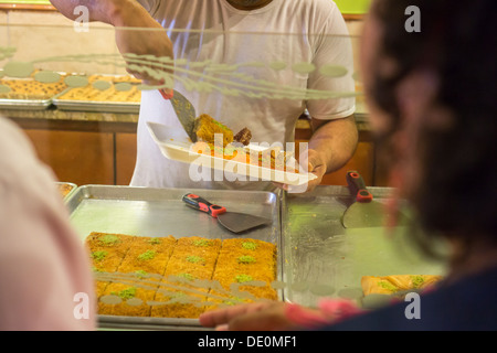 Una selezione di dolci e pasticceria presso un panificio Arab-American nella Bay Ridge quartiere di Brooklyn a New York Foto Stock