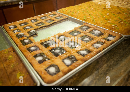 Una selezione di dolci e pasticceria presso un panificio Arab-American nella Bay Ridge quartiere di Brooklyn a New York Foto Stock