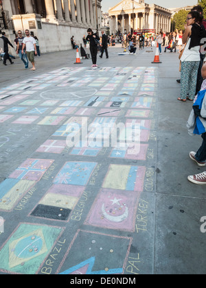 Pavimentazione arte in Trafalgar Square, London, Regno Unito - colorata gesso disegni di bandiere nazionali di tutto il mondo Foto Stock