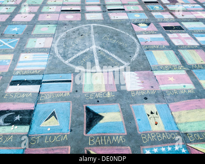 Pavimentazione arte in Trafalgar Square, London, Regno Unito - colorata gesso disegni di bandiere nazionali di tutto il mondo Foto Stock