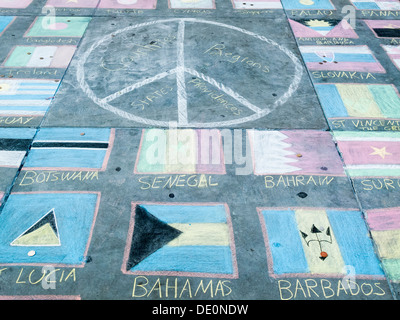 Pavimentazione arte in Trafalgar Square, London, Regno Unito - colorata gesso disegni di bandiere nazionali di tutto il mondo Foto Stock