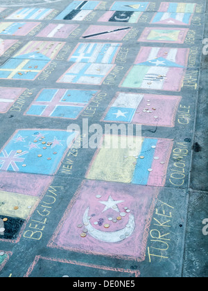 Pavimentazione arte in Trafalgar Square, London, Regno Unito - colorata gesso disegni di bandiere nazionali di tutto il mondo Foto Stock