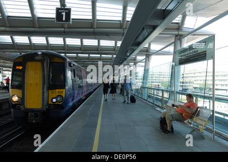 London Blackfriars Station (la prima stazione ferroviaria di span il Tamigi) Foto Stock