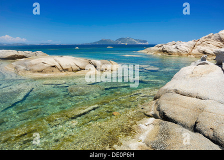 Bizzarro, weathered di roccia di granito massi cristalline in acqua turchese al litorale, Capo Ceraso, Sardegna, Italia, Europa Foto Stock