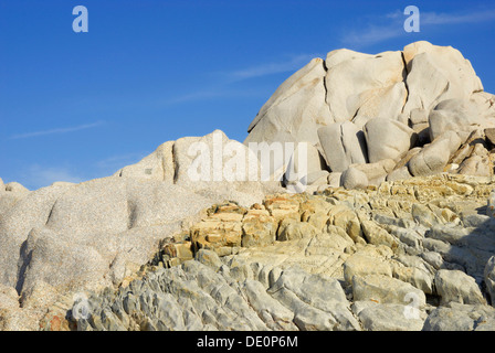 Rocce sedimentarie calcaree banda rock che pervade metamorfiche bizzarro di roccia di granito formazione, Capo Testa, Sardegna, Italia, Europa Foto Stock