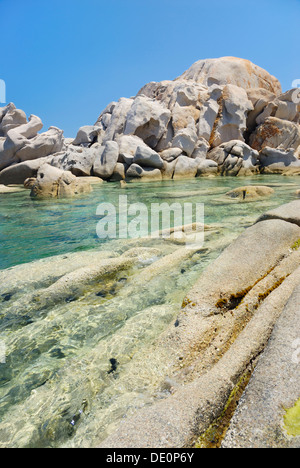 Bizzarro, weathered di roccia di granito massi cristalline in acqua turchese al litorale, Capo Ceraso, Sardegna, Italia, Europa Foto Stock