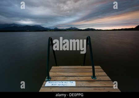 Atmosfera serale presso il Lago Hopfensee in Algovia orientale, Baviera, PublicGround Foto Stock