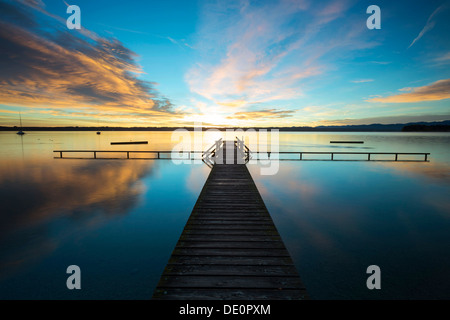 Jetty, la mattina presto al Lago di Starnberg vicino Tutzing, Baviera, PublicGround Foto Stock