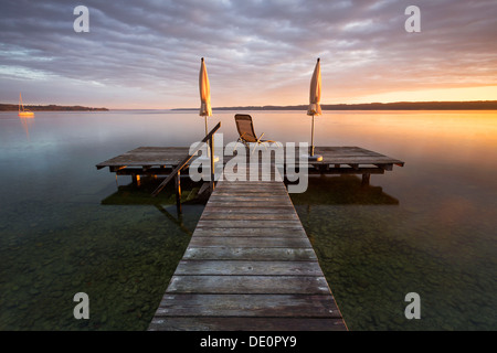 Sunrise, jetty, il lago di Starnberg a Seeshaupt, Baviera, PublicGround Foto Stock