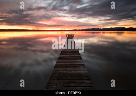 Atmosfera mattutina, molo al Lago di Starnberg vicino Tutzing, Baviera, PublicGround Foto Stock