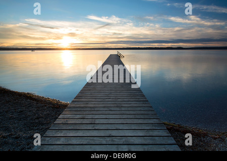 Di sera, molo al Lago di Starnberg vicino Ambach, Baviera, PublicGround Foto Stock