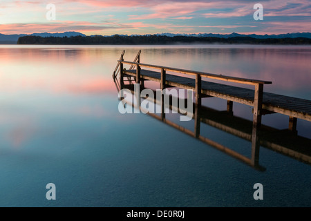 La mattina presto umore, molo al Lago di Starnberg vicino Tutzing, Baviera, PublicGround Foto Stock