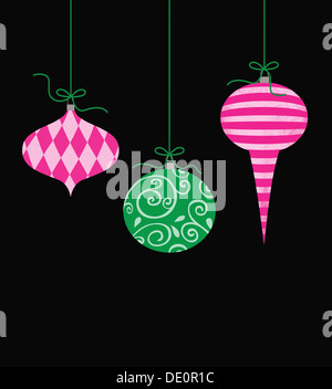 Tre decorazioni di Natale appeso su sfondo nero Foto Stock