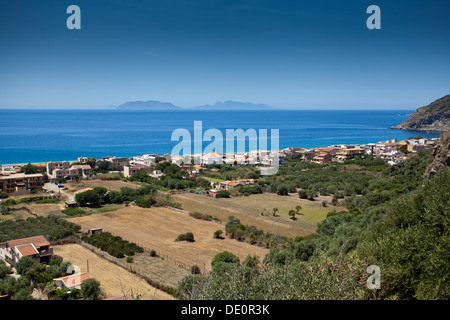 La costa di Milazzo in Milazzo in provincia di Messina, Sicilia. Foto Stock