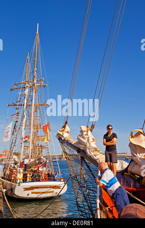 Dutch Tall navi ancorate fiume porta vecchie barche a vela Barche storiche repliche replica Port Adelaide Australia del Sud Foto Stock