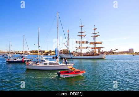 Dutch Tall navi ancorate wharf fiume porta vecchia barca a vela Europa storico repliche replica Port Adelaide Australia del Sud Foto Stock