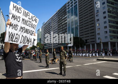 Parata militare per la commemorazione del 7 settembre. L'uomo le proteste contro il governo della città di Rio de Janeiro Foto Stock