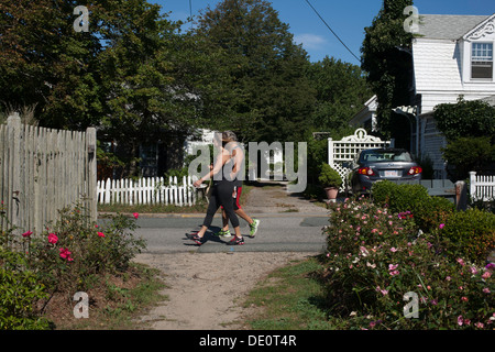 Una preparazione atletica giovane passeggiate all'estremità est della strada commerciale a Provincetown in Massachusetts su un estate la domenica mattina. Foto Stock