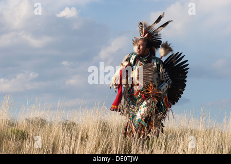 L'uomo nativo americano indossa il costume tradizionale Cheyenne, danzando in praterie del New Mexican Foto Stock