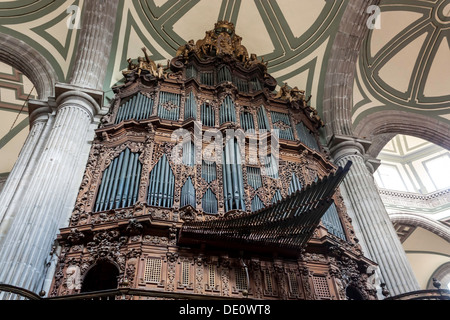 Uno dei due grandi antichi organi della tubazione e il soffitto a volta struttura all'interno della cattedrale nazionale del Messico a Città del Messico. Foto Stock