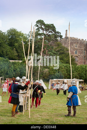 Il 'Berkeley Skirmish' medieval rievocazioni a Berkeley Castle vicino a Gloucester dove il cinquecentesimo anniversario della battaglia di F Foto Stock