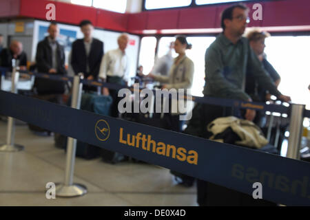 I passeggeri in attesa all'aeroporto, ritardi e cancellazioni dei voli a causa dello sciopero della Lufthansa assistenti di volo Foto Stock
