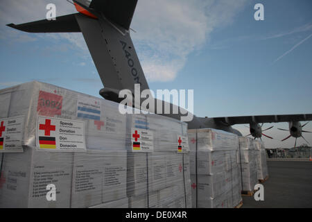 Forniture per il soccorso di fronte un Airbus A400M Atlas, ILA Berlin Air Show, Berlino Foto Stock