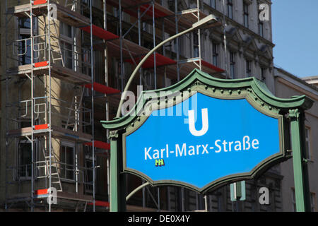 Simbolo metropolitana, Karl Marx Strasse, area di riqualificazione, Berlin-Neukoelln, Berlino Foto Stock