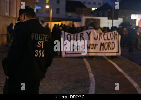 Manifestazione commemorativa per il 8° anniversario della morte di Oury Jalloh, un rifugiato dalla Sierra Leone morto in cooperazione di polizia Foto Stock