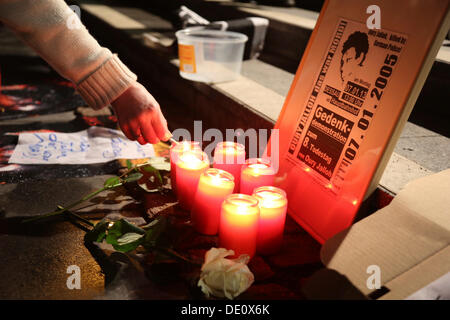 Candele alla manifestazione commemorativa per il 8° anniversario della morte di Oury Jalloh, un rifugiato della Sierra Leone che Foto Stock