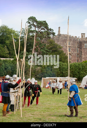 Il 'Berkeley Skirmish' medieval rievocazioni a Berkeley Castle vicino a Gloucester dove il cinquecentesimo anniversario della battaglia di F Foto Stock