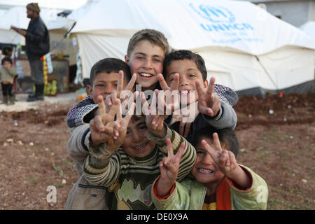 I bambini in un campo per rifugiati siriano della guerra civile nei pressi del confine turco Foto Stock