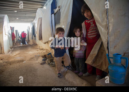 I bambini in un campo per rifugiati siriano della guerra civile nei pressi del confine turco Foto Stock