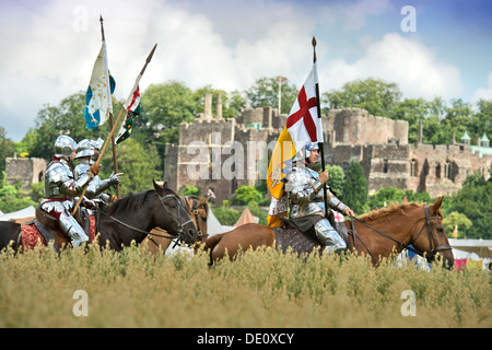 Il 'Berkeley Skirmish' reenactments medievale a Berkeley Castle vicino a Gloucester dove il cinquecentesimo anniversario della battaglia di Fl Foto Stock