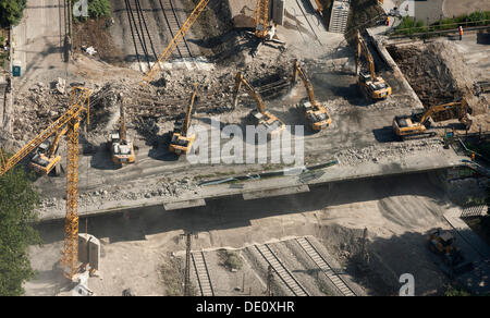 Vista aerea, 8 demolizione escavatori cingolati lavorando sulla demolizione dell'autostrada A40 bridge, Hohenburgstrasse street Foto Stock