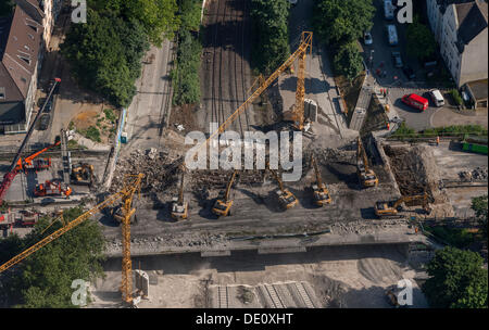 Vista aerea, 8 demolizione escavatori cingolati lavorando sulla demolizione dell'autostrada A40 bridge, Hohenburgstrasse street Foto Stock