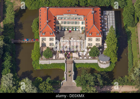 Vista aerea, una festa di nozze a Berge moated il castello di Gelsenkirchen, la zona della Ruhr, Renania settentrionale-Vestfalia Foto Stock